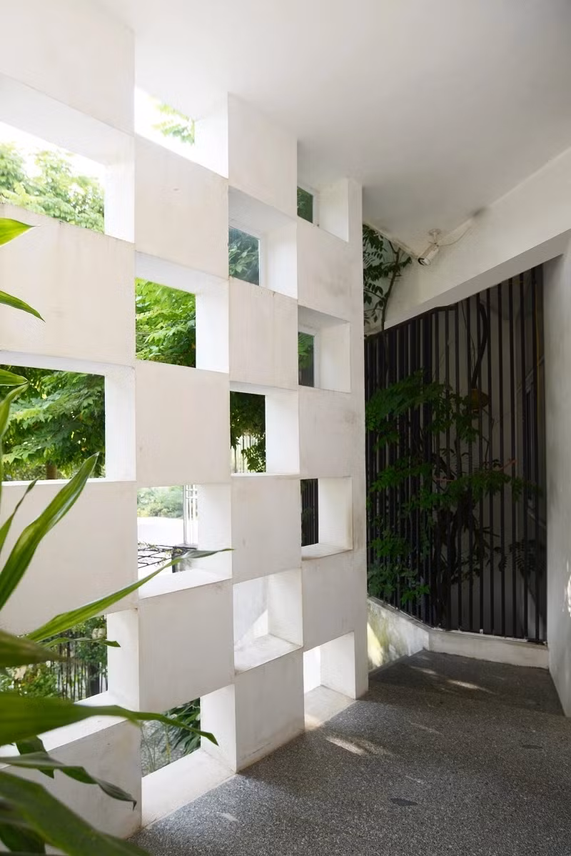 Theo đó, ý tưởng được đưa ra là tạo một khoảng đệm giữa không gian ở và bên ngoài, giúp nhiệt độ bên trong nhà mát mẻ và không bị ảnh hưởng bởi gió và nắng hướng Tây. Ảnh: KTS Nguyễn Hiếu