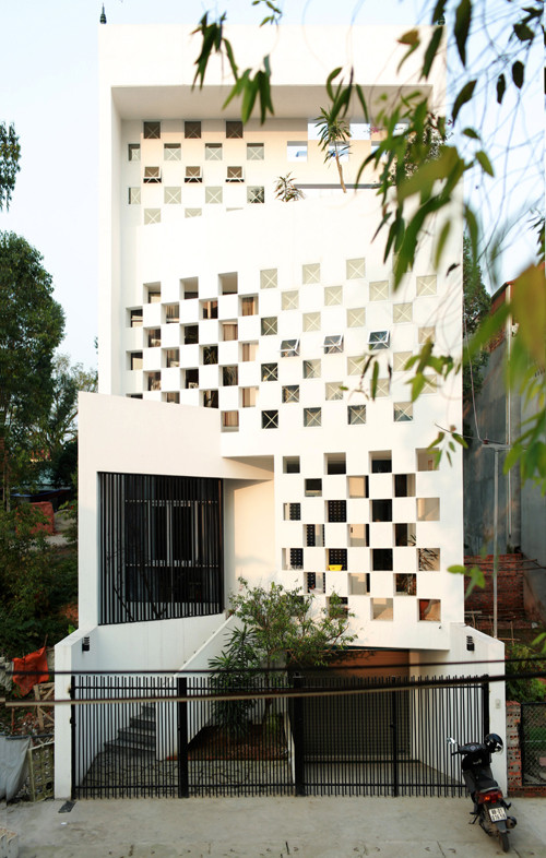 Caro House nằm trong khu đô thị mới của thành phố Vĩnh Yên, tỉnh Vĩnh Phúc, một khu vực chưa có nhiều dân cư sinh sống. Địa hình nơi công trình xây dựng không bằng phẳng mà lõm sâu khoảng 2m. Ảnh: KTS Nguyễn Hiếu