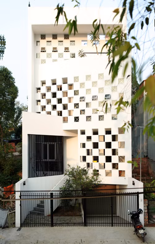 Caro House nằm trong khu đô thị mới của thành phố Vĩnh Yên, tỉnh Vĩnh Phúc, một khu vực chưa có nhiều dân cư sinh sống. Địa hình nơi công trình xây dựng không bằng phẳng mà lõm sâu khoảng 2m. Ảnh: KTS Nguyễn Hiếu