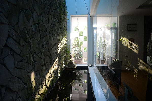 Bên trong nhà, kiến trúc sư tạo một không gian đối lưu và thác nước chảy trên bề mặt đá tự nhiên. Ảnh: KTS Nguyễn Hiếu