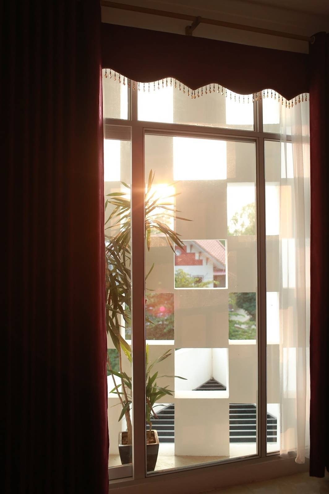 Hoàng hôn đẹp và nên thơ hơn khi nhìn qua những ô thoáng. Ảnh: KTS Nguyễn Hiếu