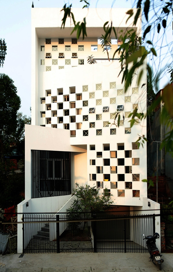 Do đó, kiến trúc sư chọn thiết kế các ô vuông đan xen thay vì khối bê tông với kích thước phù hợp để có thể được nhìn toàn cảnh hoàng hôn. Những ô vuông đều nhau được sắp xếp theo kiểu bàn cờ tạo sự khác biệt cho mặt tiền căn nhà. Ảnh: KTS Nguyễn Hiếu