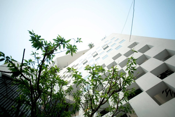 Không gian đối lưu cũng được bố trí sao cho bên trong ngôi nhà sẽ tràn ngập ánh sáng tự nhiên. Ảnh: KTS Nguyễn Hiếu