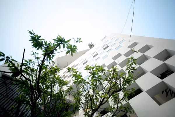 Không gian đối lưu cũng được bố trí sao cho bên trong ngôi nhà sẽ tràn ngập ánh sáng tự nhiên. Ảnh: KTS Nguyễn Hiếu