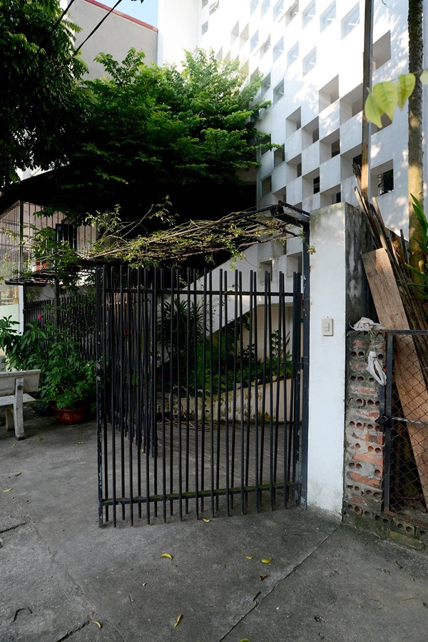 Do nhà chính hướng Tây nên biện pháp tránh nắng nhưng vẫn đảm bảo sự thông thoáng được ưu tiên hàng đầu. Ảnh: KTS Nguyễn Hiếu