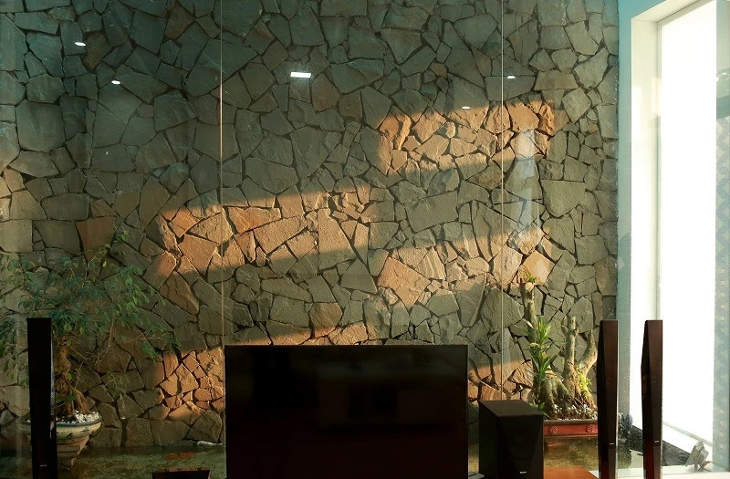 Những vệt nắng len lỏi vào từng ngóc ngách của ngôi nhà. Ảnh: KTS Nguyễn Hiếu