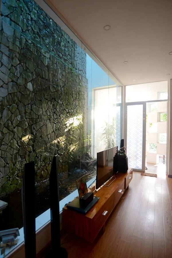 Nhờ vậy, ngồi trong phòng khách và nghe tiếng nước chảy, gia chủ sẽ có cảm giác thư thái quên đi mọi muộn phiền. Ảnh: KTS Nguyễn Hiếu