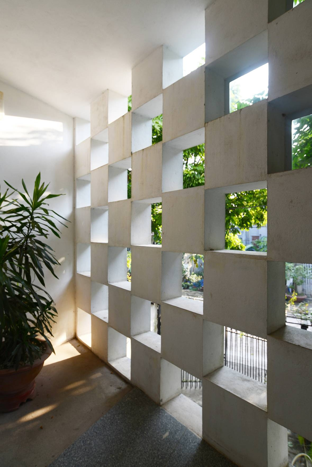 Gia chủ là người lãng mạn, muốn sống và cảm nhận một không gian xanh gần gũi với thiên nhiên và có thể tận hưởng hoàng hôn từ các phòng. Ảnh: KTS Nguyễn Hiếu