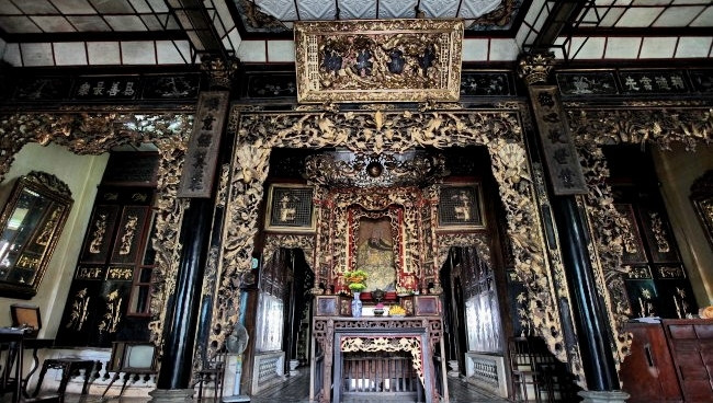 Lúc đầu, ngôi nhà thiết kế theo phong cách nhà gỗ truyền thống của người Hoa với đặc trưng là không gian cao thoáng, kết cấu vững chắc và các chi tiết chạm khắc tinh xảo, cầu kỳ. Ảnh: VNP