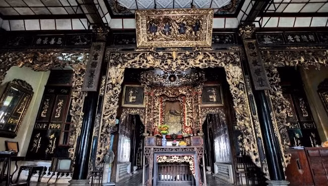 Lúc đầu, ngôi nhà thiết kế theo phong cách nhà gỗ truyền thống của người Hoa với đặc trưng là không gian cao thoáng, kết cấu vững chắc và các chi tiết chạm khắc tinh xảo, cầu kỳ. Ảnh: VNP