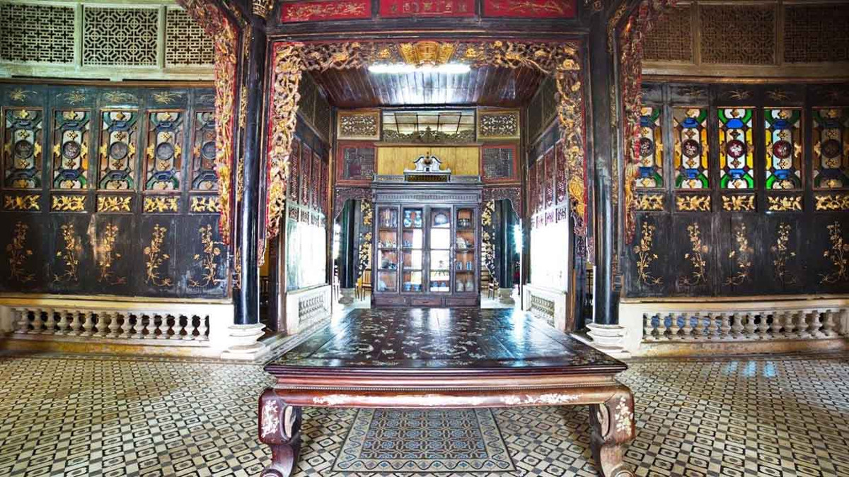 Căn nhà cổ xây trên khu đất rộng hơn 2.000m2, có nền rộng 260m2. Nhà rộng nhưng chỉ có duy nhất 2 phòng ngủ được xây dựng theo kiểu 3 gian truyền thống của miền Tây Nam Bộ với vật liệu chính là gỗ quý. Ảnh: Saco Travel