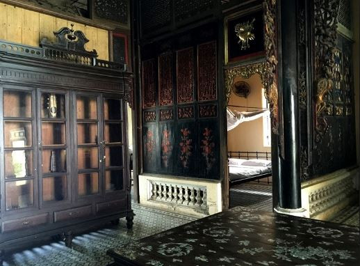 Nội thất trong nhà thiết kế cầu kỳ và tinh xảo, mỗi không gian đều mang đậm dấu ấn của sự giàu có và gu thẩm mỹ xa hoa thời bấy giờ. Ảnh: Vntrip