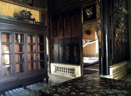 Nội thất trong nhà thiết kế cầu kỳ và tinh xảo, mỗi không gian đều mang đậm dấu ấn của sự giàu có và gu thẩm mỹ xa hoa thời bấy giờ. Ảnh: Vntrip