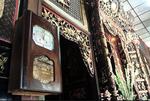 Đồ dùng trong gia đình như tủ rượu, bộ ấm, bình, đèn, máy hát vẫn được lưu giữ đến ngày nay. Ảnh: Vntrip