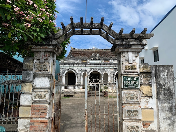 Mái nhà lợp ngói âm dương, với hai đầu hồi uốn cong như hình thuyền cách điệu. Ảnh: 63Stravel