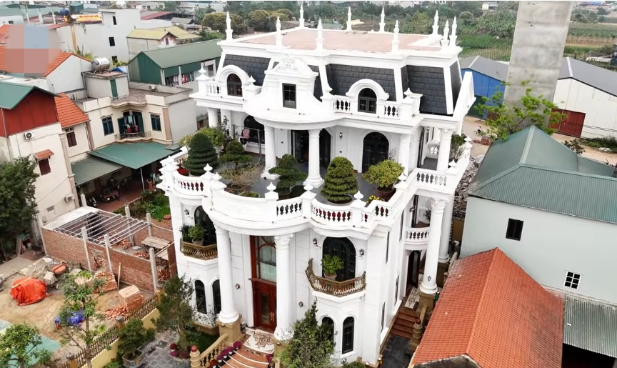 Mới đây, kênh Youtube NhaF giới thiệu căn biệt thự bề thế, được cho là "đẹp nhất khu" tại Hoài Đức (Hà Nội). Ảnh chụp màn hình NhaF