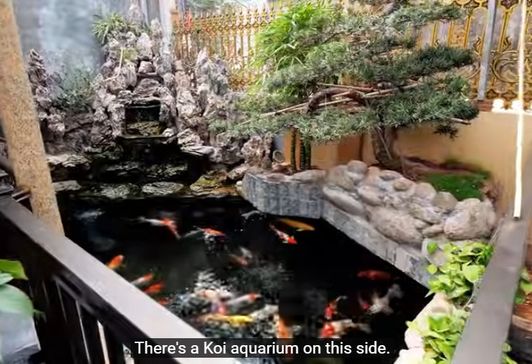 Cạnh khu chòi nghỉ là hồ cá Koi, đóng vai trò như một hồ nước điều hòa cho không gian sân vườn. Ảnh chụp màn hình NhaF