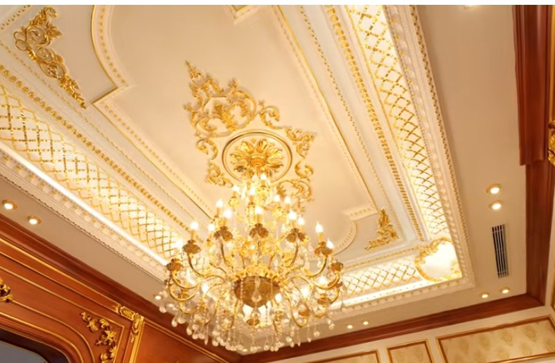 Trần nhà lấp lánh với nhiều chi tiết "dát vàng" lộng lẫy. Ảnh chụp màn hình NhaF