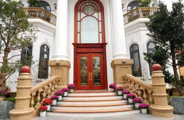 Công trình nằm trên khu đất có diện tích 500m2, tổng diện tích xây dựng mặt sàn khoảng 564m2. Ảnh chụp màn hình NhaF