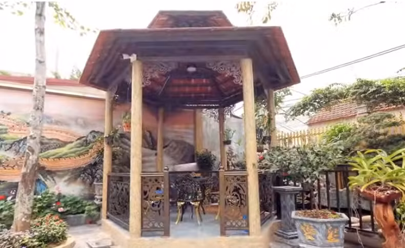 Trong khuôn viên sân vườn có tiểu cảnh đẹp mắt và khu chòi nghỉ. Ảnh chụp màn hình NhaF