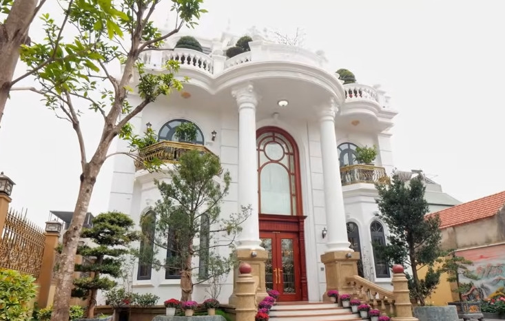 Căn biệt thự được khoác lên mình gam màu trắng tinh khôi, với phong cách tân cổ điển. Ảnh chụp màn hình NhaF