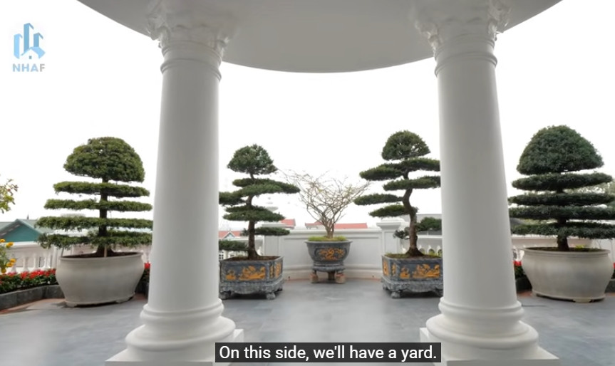 Tầng 3 gồm phòng thờ, 1 phòng ngủ, spa mini và khoảng sân rộng để nhiều chậu cây cảnh. Ảnh chụp màn hình NhaF