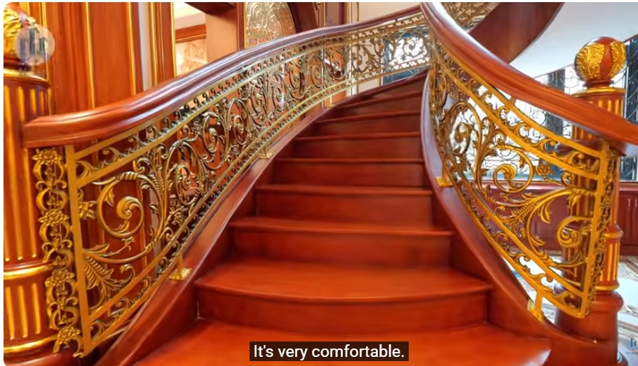 Cầu thang bộ bằng gỗ tự nhiên, mang lại sự bề thế và sang trọng. Ảnh chụp màn hình NhaF