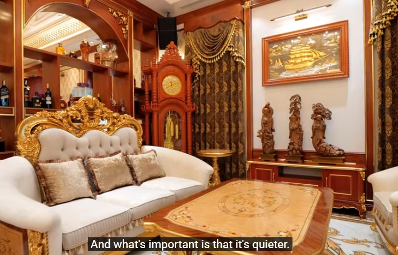 Khu vực tầng 1 còn có một không gian phòng khách thứ hai mang phong cách hiện đại với sofa êm ái. Ảnh chụp màn hình NhaF