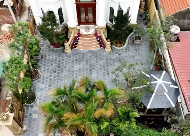 Không gian sân vườn rộng rãi, có thể đỗ được nhiều ô tô và xe máy. Ảnh chụp màn hình NhaF