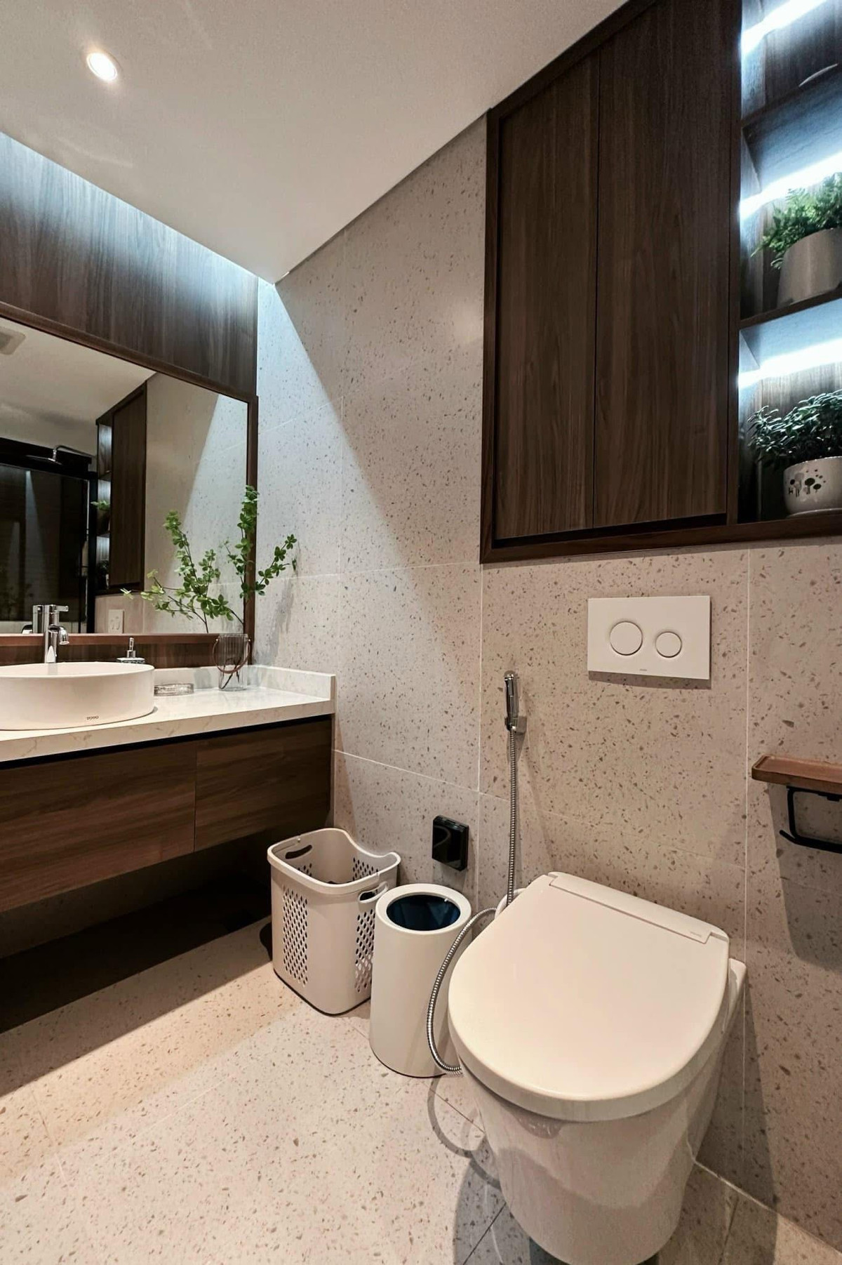 Ngôi nhà có 4 phòng ngủ. Các phòng ngủ đều có nhà vệ sinh khép kín được trang bị hiện đại với bồn cầu thông minh, tủ âm tường...Ảnh: FB Quế Vân