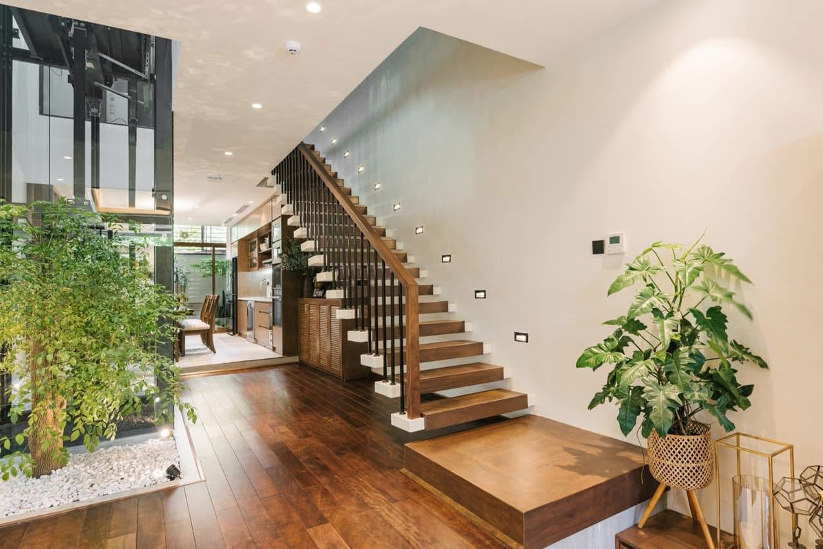 Ngôi nhà của Quế Vân sử dụng hai màu trắng và gỗ chủ đạo, điểm xuyết là màu xanh của cây cối, tạo cảm giác mát mẻ, gần gũi với thiên nhiên. Ảnh: FB Quế Vân