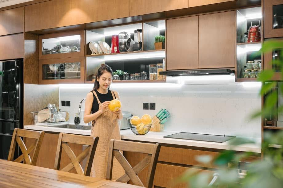 Phòng bếp được đầu tư nhiều thiết bị hiện đại như máy rửa bát, lò nướng, lò vi sóng, máy hút mùi, dụng cụ nhà bếp...Ảnh: FB Quế Vân