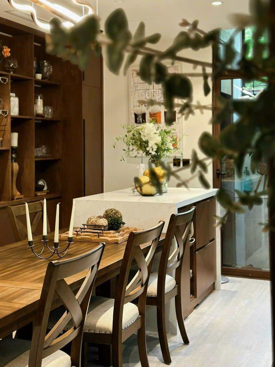 Nội thất chủ yếu làm từ gỗ sồi và lim, tạo cảm giác ấm cúng. Ảnh: FB Quế Vân