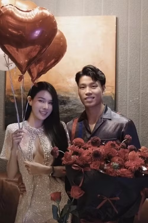 Trong dịp sinh nhật của mình mới đây, hậu vệ Văn Thanh lần đầu công khai bạn gái trên trang cá nhân. Ảnh: FBNV