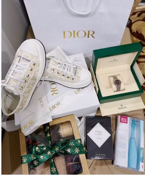 Bích Hạnh còn thường xuyên khoe mua sắm đồ hiệu. Ảnh: FBNV