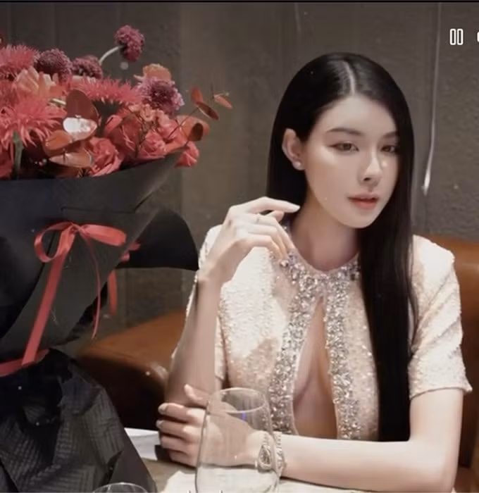 Bích Hạnh, bạn gái Văn Thanh sinh năm 1993, hơn Văn Thanh 3 tuổi. Cô đang kinh doanh tự do, đồng thời là hot gymer nổi tiếng trên mạng xã hội. Ảnh: FBNV