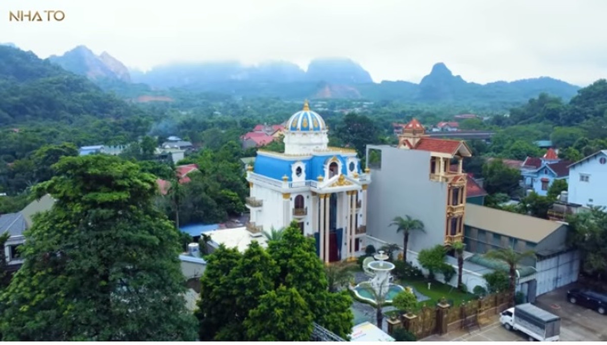 Theo tiết lộ của gia chủ, dù khu đất rộng hơn 1.000m2 nhưng anh chỉ dành hơn 150m2 cho mỗi mặt sàn. Ảnh chụp màn hình NhaTo