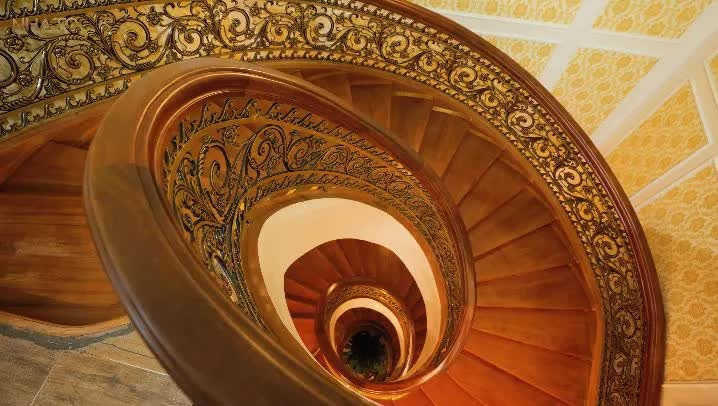 Cầu thang xoắn làm từ gỗ dày để không tạo ra tiếng bước chân. Ảnh chụp màn hình NhaTo