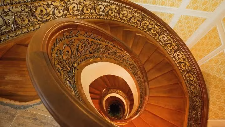 Cầu thang xoắn làm từ gỗ dày để không tạo ra tiếng bước chân. Ảnh chụp màn hình NhaTo