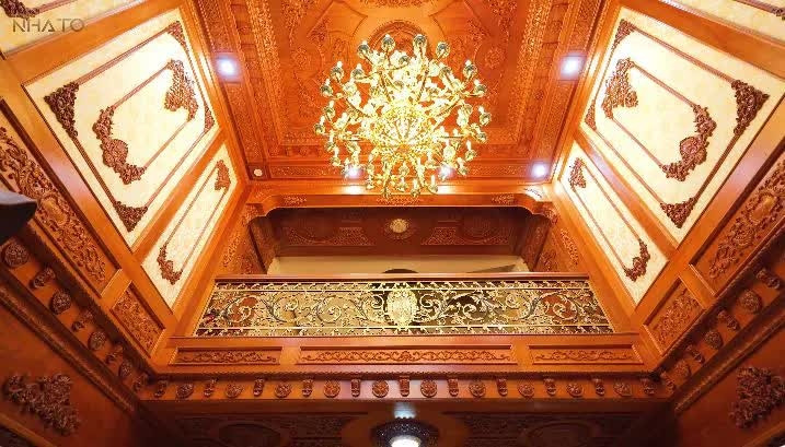 Tầng 1 bề thế với toàn bộ nội thất gỗ, chạm khắc cầu kỳ. Ảnh chụp màn hình NhaTo