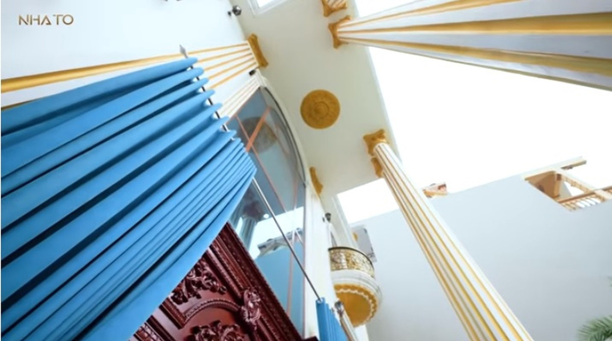 Nhìn bên ngoài, toà lâu đài bề thế với hệ thống cột, trần cao điểm xuyết những chi tiết mạ vàng. Ảnh chụp màn hình NhaTo
