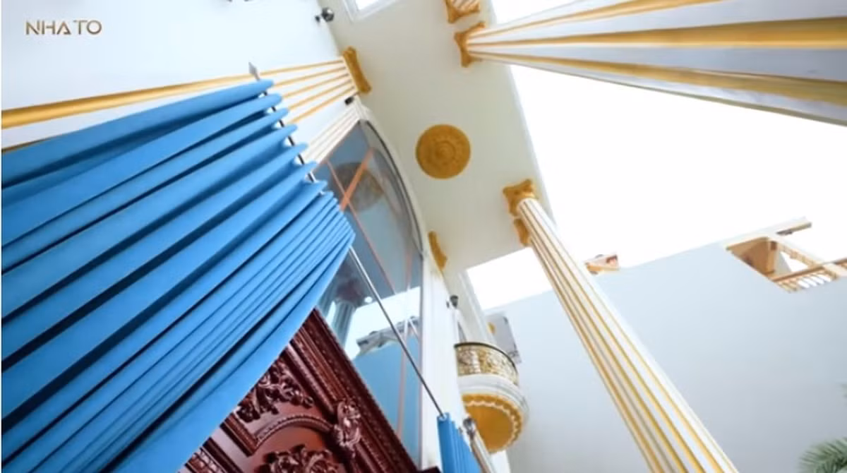 Nhìn bên ngoài, toà lâu đài bề thế với hệ thống cột, trần cao điểm xuyết những chi tiết mạ vàng. Ảnh chụp màn hình NhaTo
