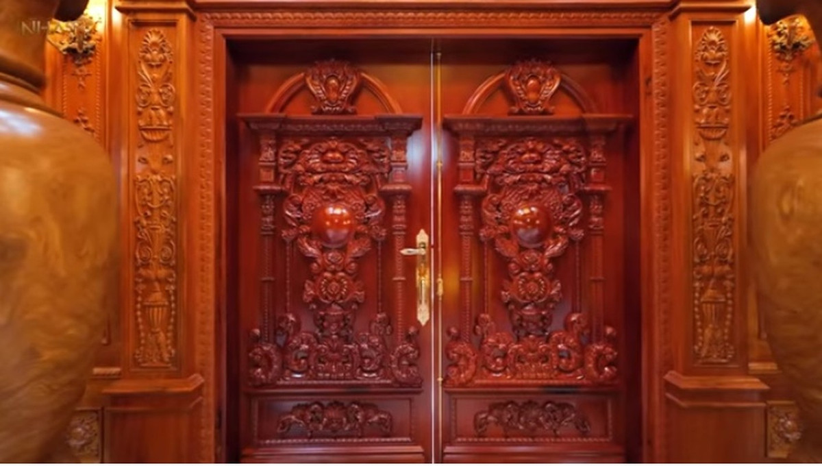 Bên trong, sự giàu có của gia chủ được khoe khéo léo với đầy nội thất, chi tiết gỗ. Cửa nhà bằng cửa gỗ gõ đỏ rất dày. Ảnh chụp màn hình NhaTo