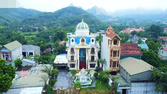 Cách đây không lâu, kênh YouTube NhaTo giới thiệu tòa lâu đài có 1-0-2 tại Lương Sơn (Hòa Bình). Ảnh chụp màn hình NhaTo