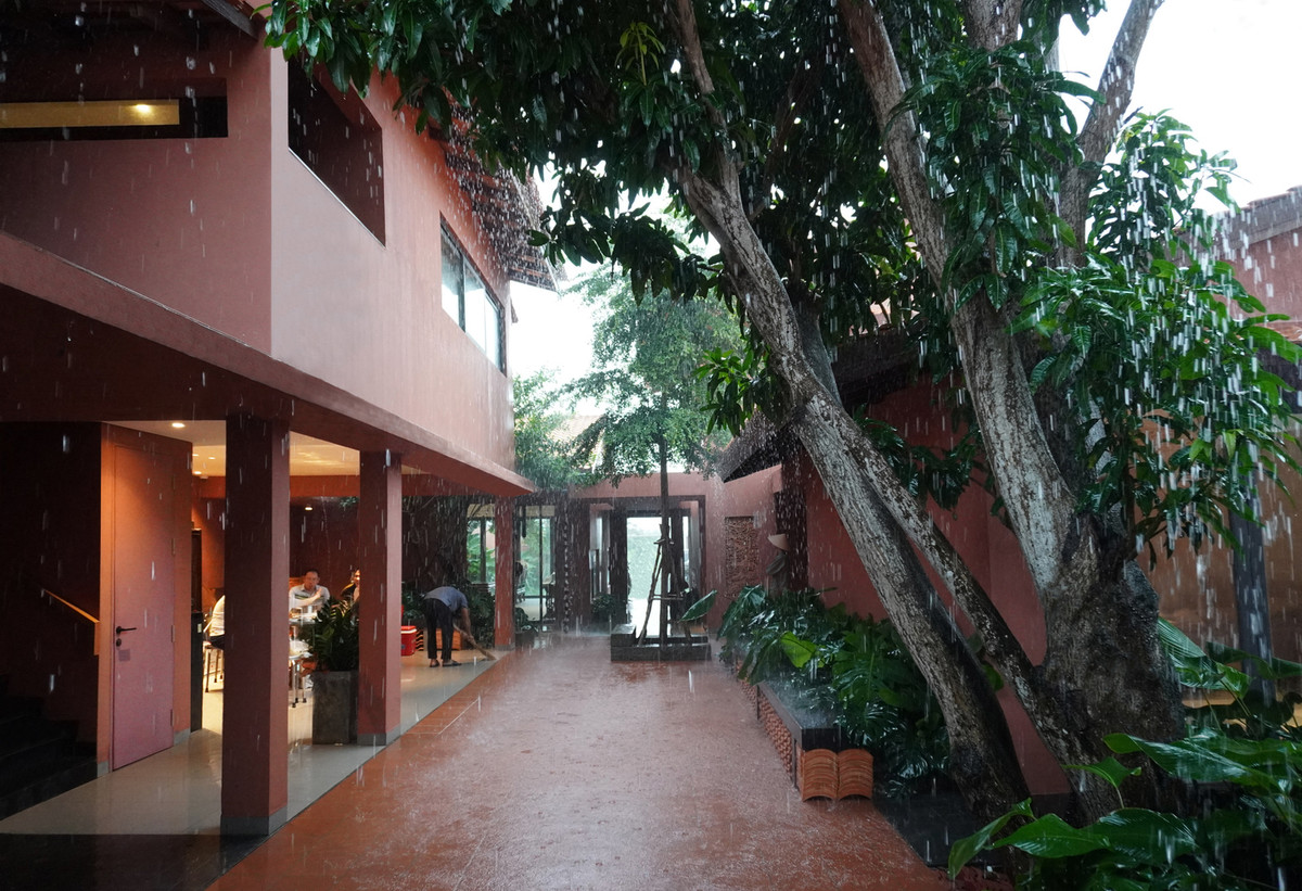 Những khoảng sân trong không chỉ là nơi gia đình thư giãn, vui chơi mà còn là không gian kết nối con người với thiên nhiên. Ảnh: Thiết kế TAA