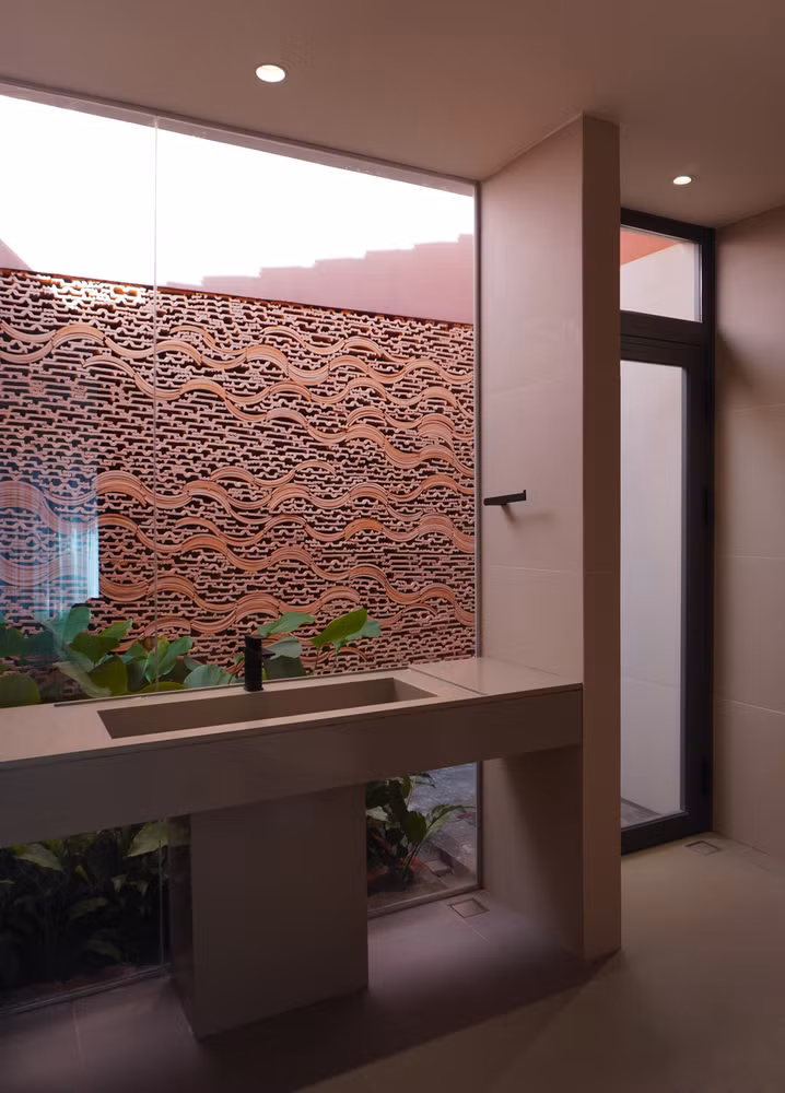 Bề mặt gạch không được xử lý bóng loáng mà giữ nguyên vẻ thô mộc, làm nổi bật sự gần gũi của vật liệu. Ảnh: Thiết kế TAA