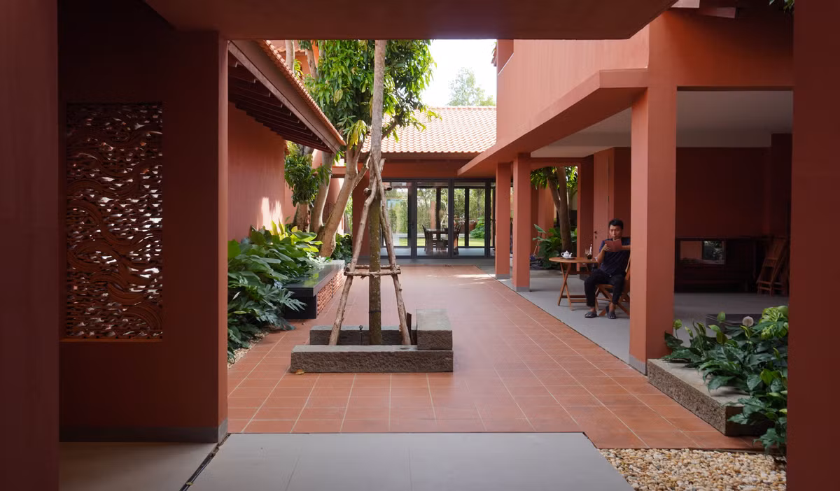 Nắng, gió và cả những cơn mưa đều được đón nhận một cách tự nhiên thông qua các giếng trời và khoảng trống giữa các khối nhà, tạo sự giao thoa giữa không gian bên trong và bên ngoài. Ảnh: Thiết kế TAA