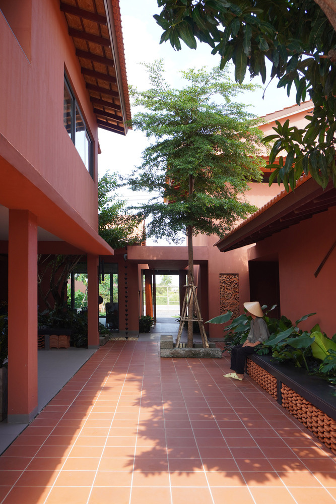 Cây lớn có sẵn trên khu đất được bảo tồn, trở thành một phần không thể thiếu trong tổng thể kiến trúc. Ảnh: Thiết kế TAA