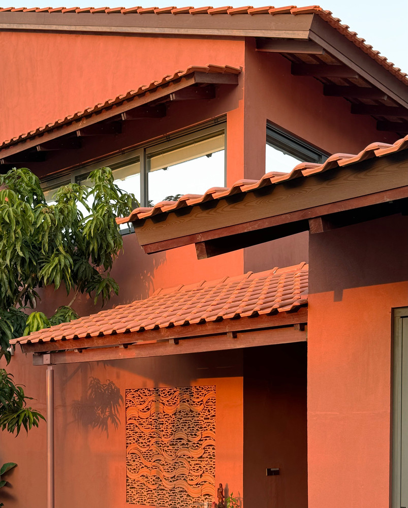 Hồn Việt còn được thể hiện trong việc sử dụng gạch đỏ một cách sáng tạo và tinh tế, từ mái nhà, tường, hàng rào cho đến các chi tiết nhỏ như ô thoáng và mái hiên. Ảnh: Thiết kế TAA