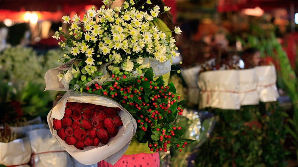 Chợ hoa Tết Mê Linh này cũng giống như chợ hoa Tây Tựu, họp đêm và tan vào lúc sáng sớm. Ảnh: T.L